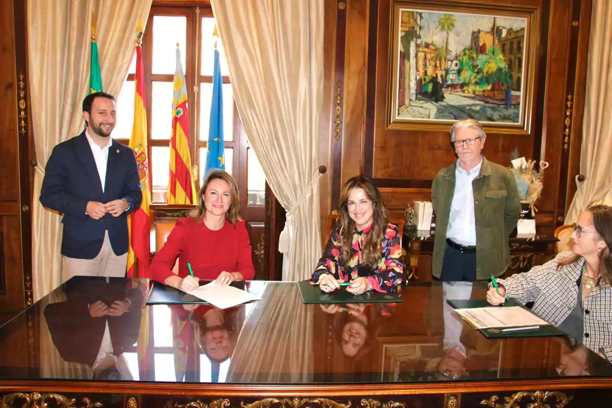 Begoña Carrasco, alcaldesa de Castellón, durante la firma