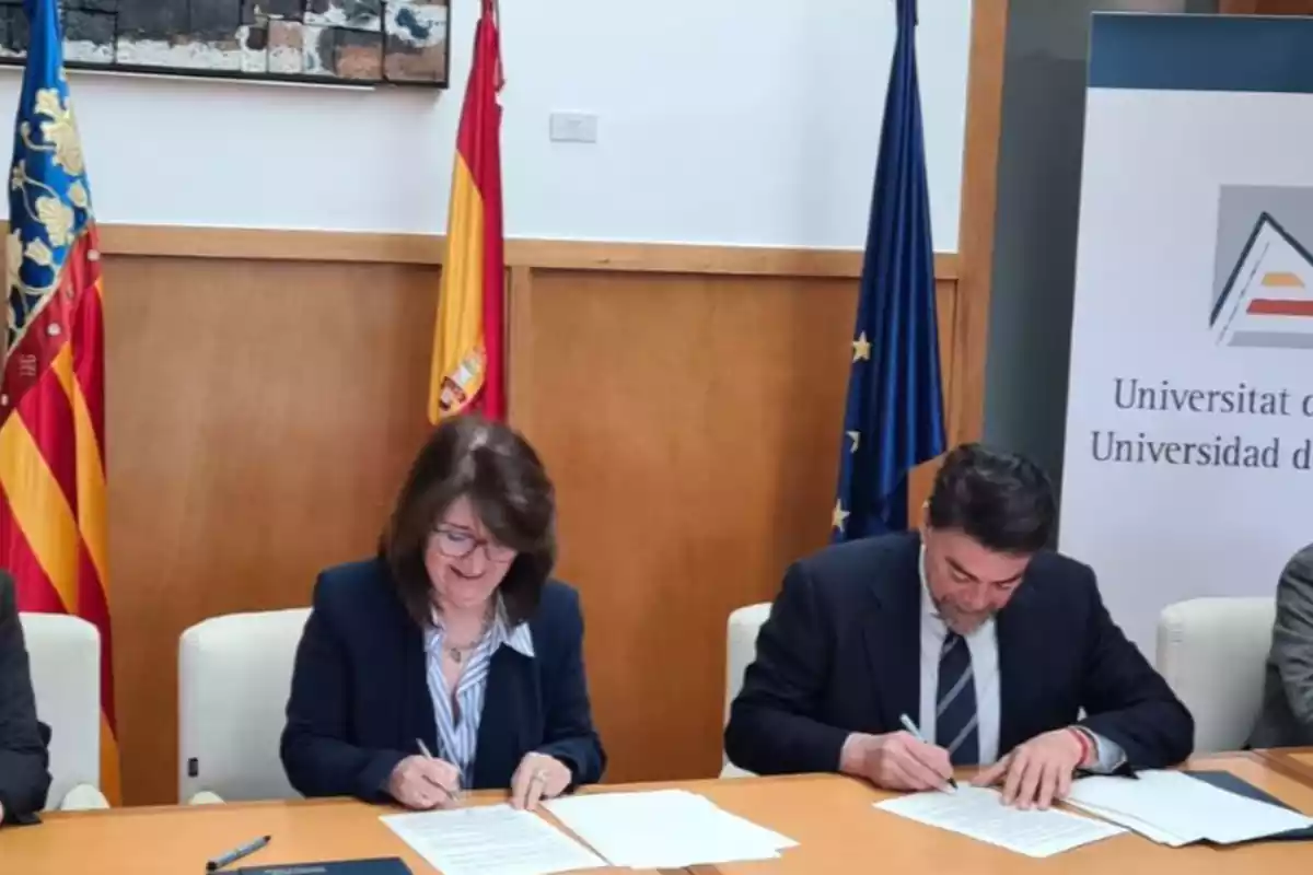 El alcalde de Alicante, Luis Barcala, y la rectora de la UA, Amparo Navarro, firmando el convenio