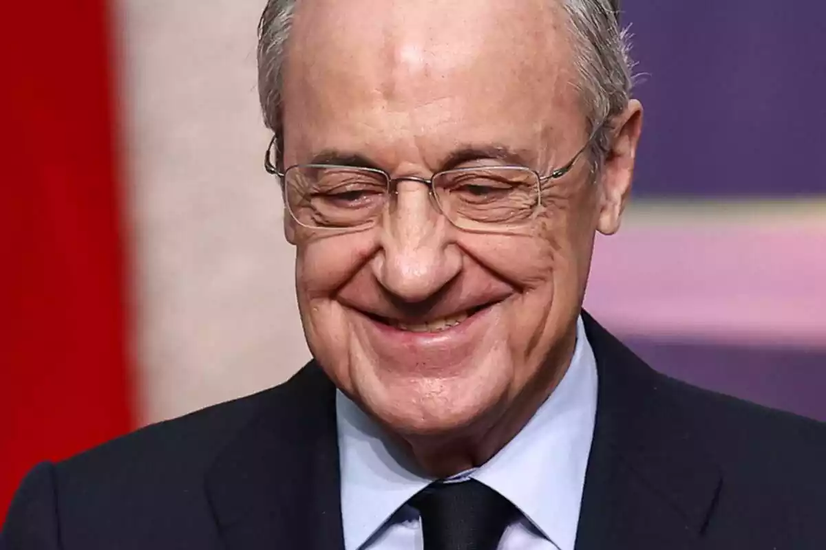 Florentino Pérez sonriendo con la mirada hacia el suelo