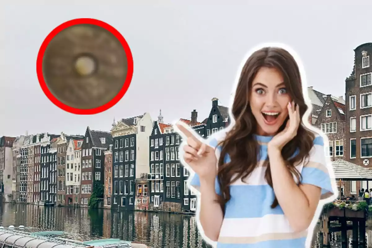 Una mujer sonriente señala emocionada un objeto circular en el cielo sobre un canal con edificios tradicionales al fondo.