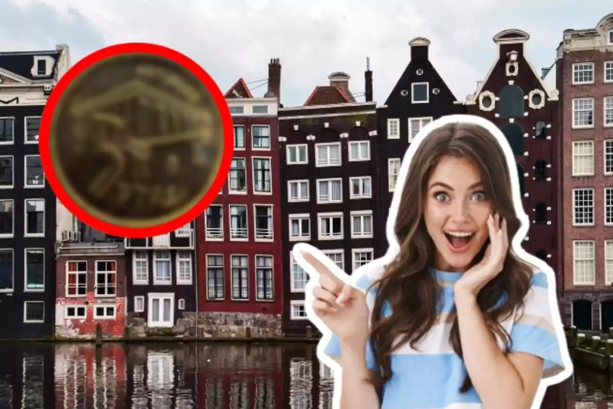 Una mujer sonriente señala hacia un edificio característico de Ámsterdam con un círculo rojo que resalta un detalle en la imagen.