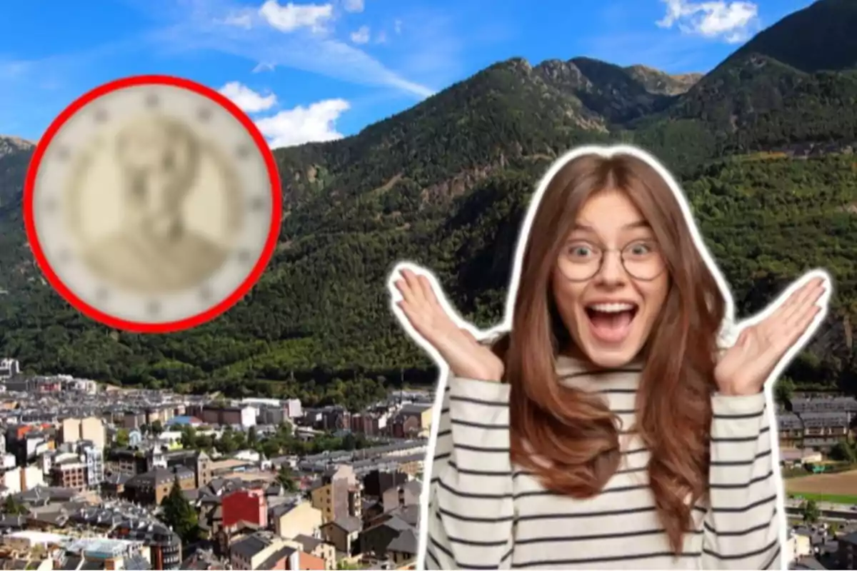 Una mujer sonriente con gafas y suéter a rayas levanta las manos emocionada frente a un paisaje montañoso con una ciudad al fondo y una moneda borrosa en un círculo rojo en la esquina superior izquierda.