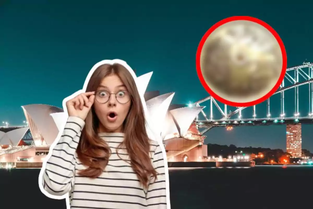 Una mujer sorprendida con gafas frente a la Ópera de Sídney y un objeto borroso en un círculo rojo.