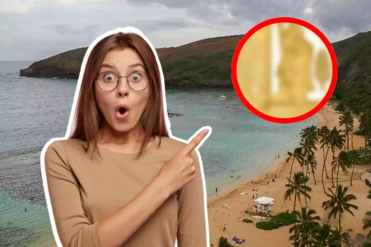 Mujer sorprendida señalando hacia un círculo rojo en una playa tropical con palmeras y mar de fondo