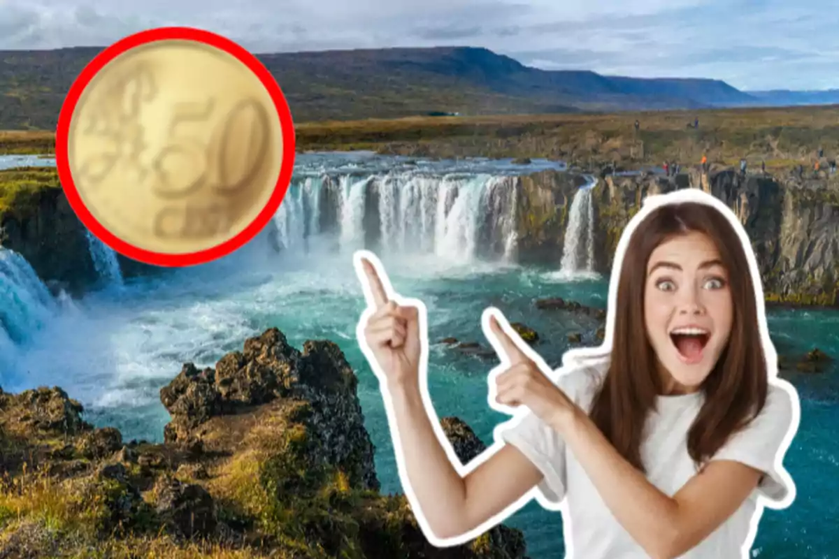 Una mujer sonriente señala hacia una moneda grande en un paisaje de cascada.