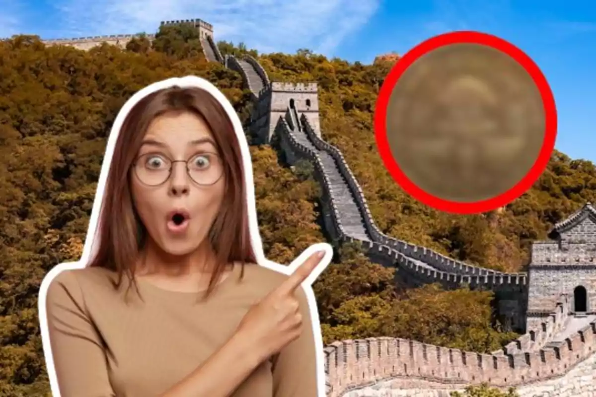 Una mujer con expresión de sorpresa señala hacia un objeto borroso en un círculo rojo sobre la Gran Muralla China.