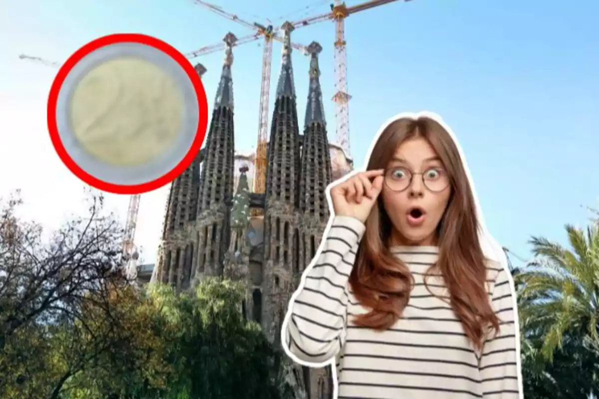 Una mujer sorprendida con gafas frente a la Sagrada Familia y un círculo rojo con un objeto borroso.