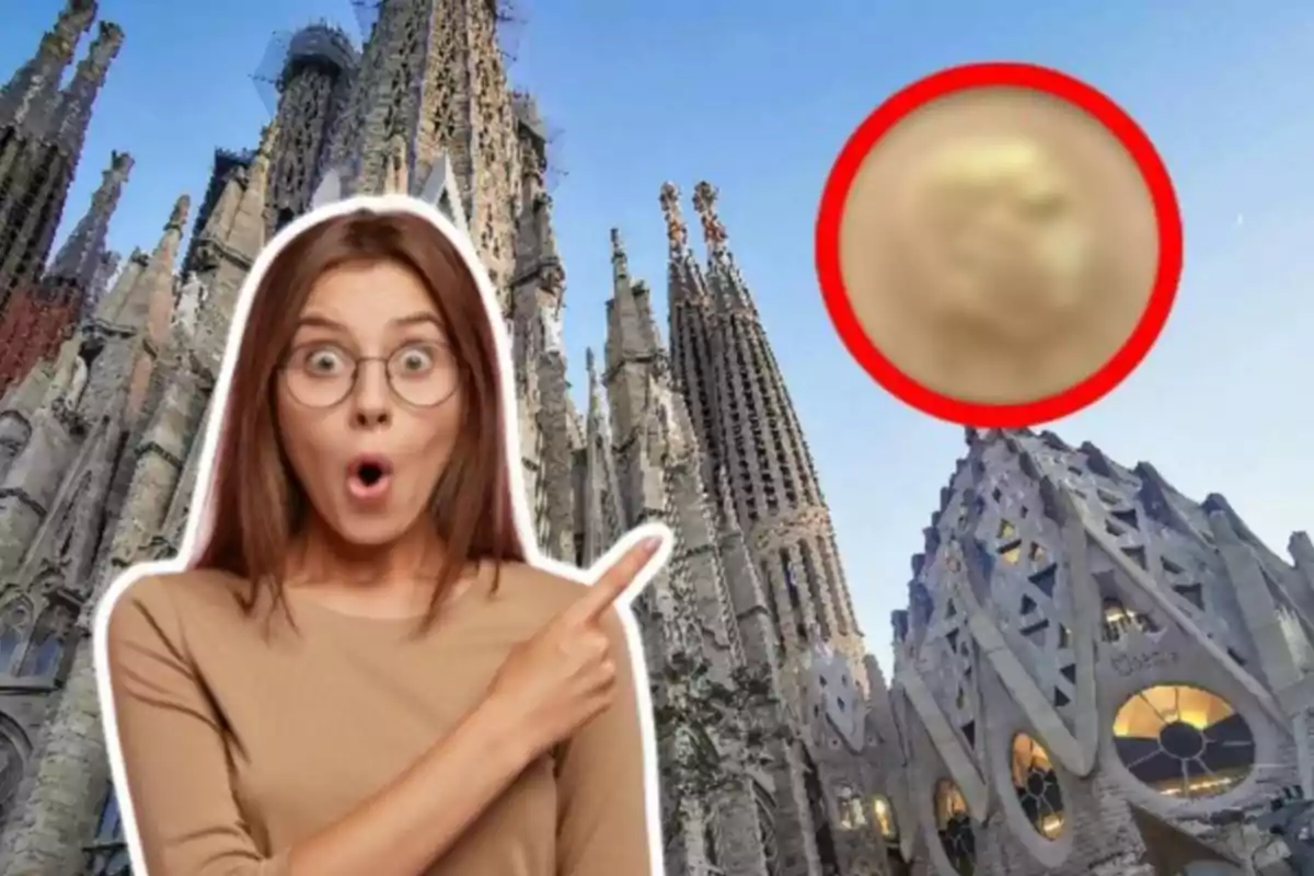 Una mujer sorprendida señala hacia la Sagrada Familia con un círculo rojo que destaca un detalle en el cielo.