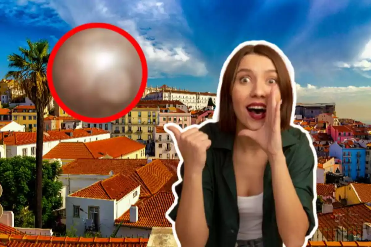 Una mujer emocionada señala hacia un paisaje urbano con techos rojos y un cielo azul, mientras un círculo rojo resalta un área borrosa en la imagen.