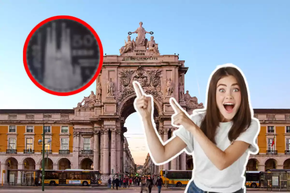 Una mujer sonriente señala hacia un arco monumental con un círculo rojo que resalta un detalle en la parte superior izquierda de la imagen.