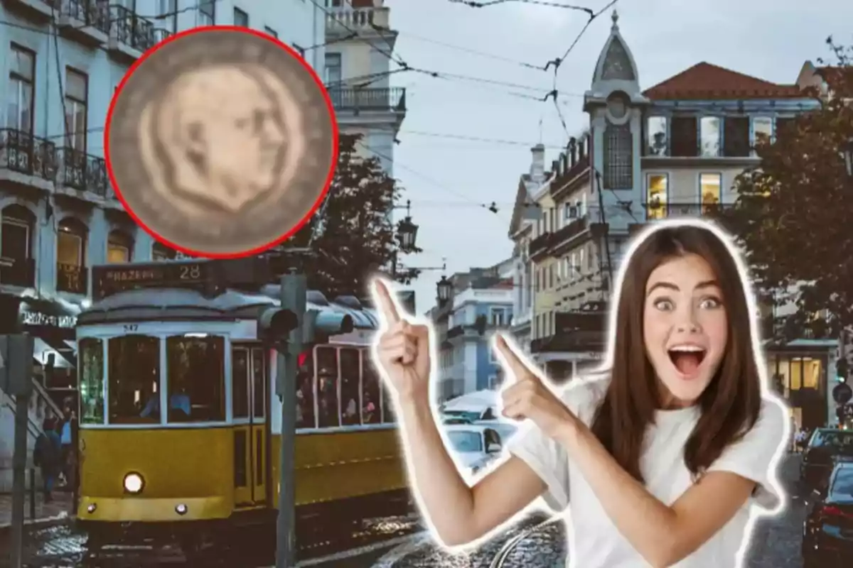 Una mujer sonriente señala hacia un tranvía amarillo en una calle urbana con un gran círculo rojo que destaca una moneda en la parte superior izquierda.