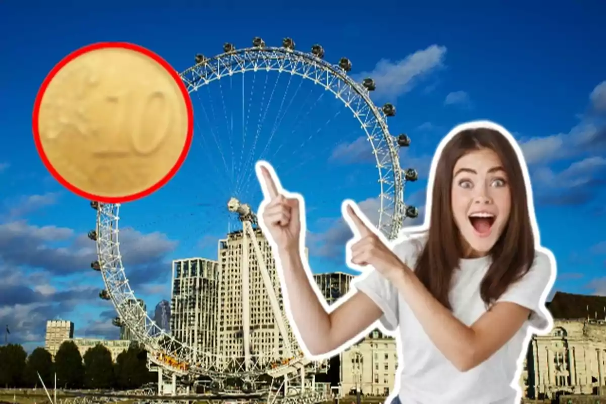 Una mujer sonriente señala hacia una gran rueda de la fortuna con un cielo azul de fondo y una moneda ampliada en la esquina superior izquierda.