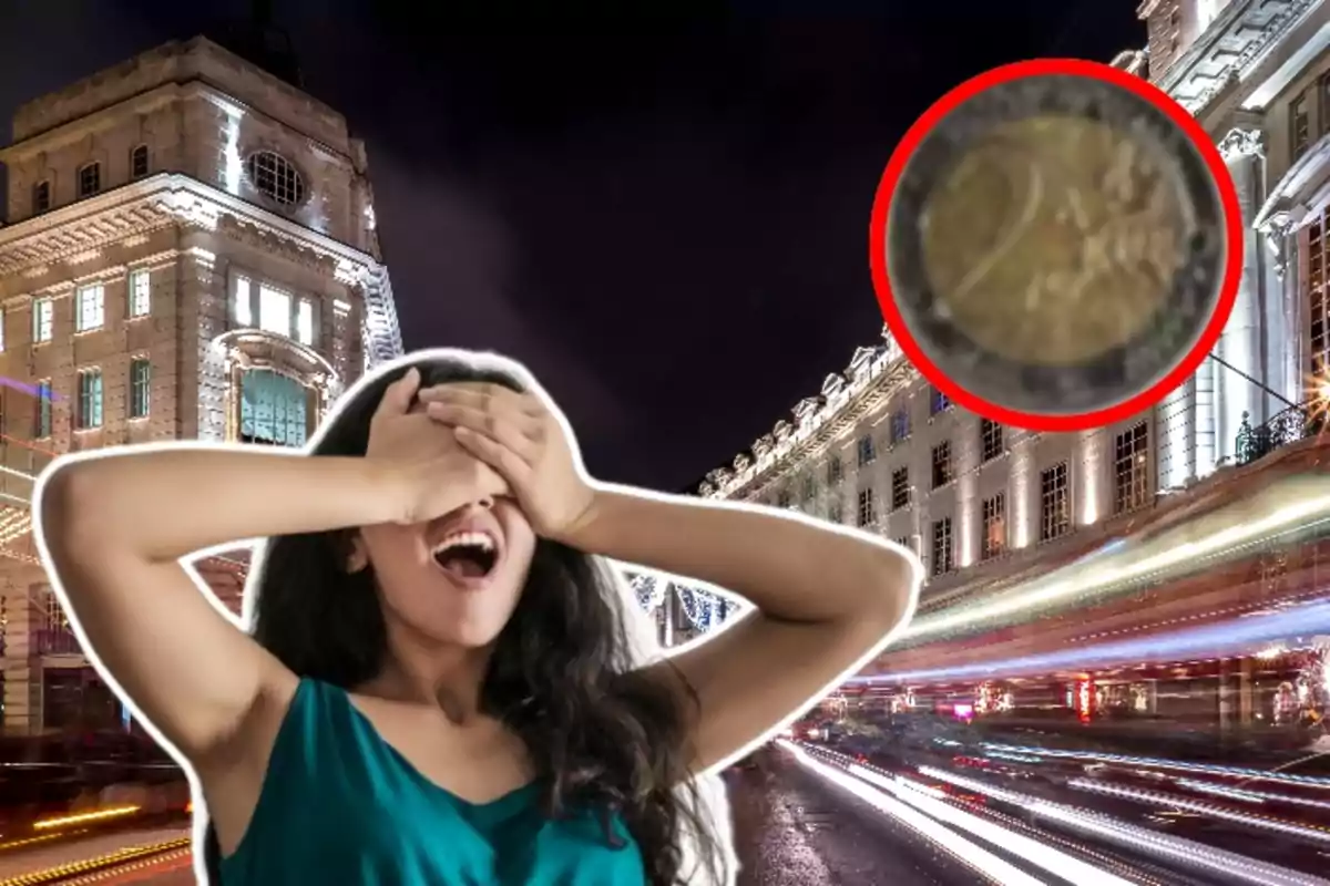 Una mujer con los ojos cubiertos en una calle iluminada por la noche con un círculo rojo resaltando un objeto borroso.