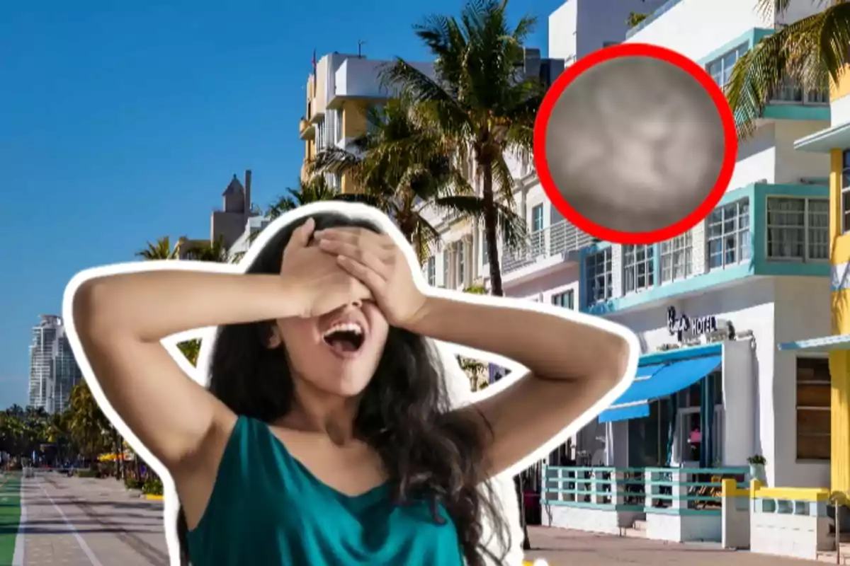 Una persona con las manos cubriendo sus ojos en una calle con edificios y palmeras, con un círculo rojo resaltando un área borrosa en el cielo.