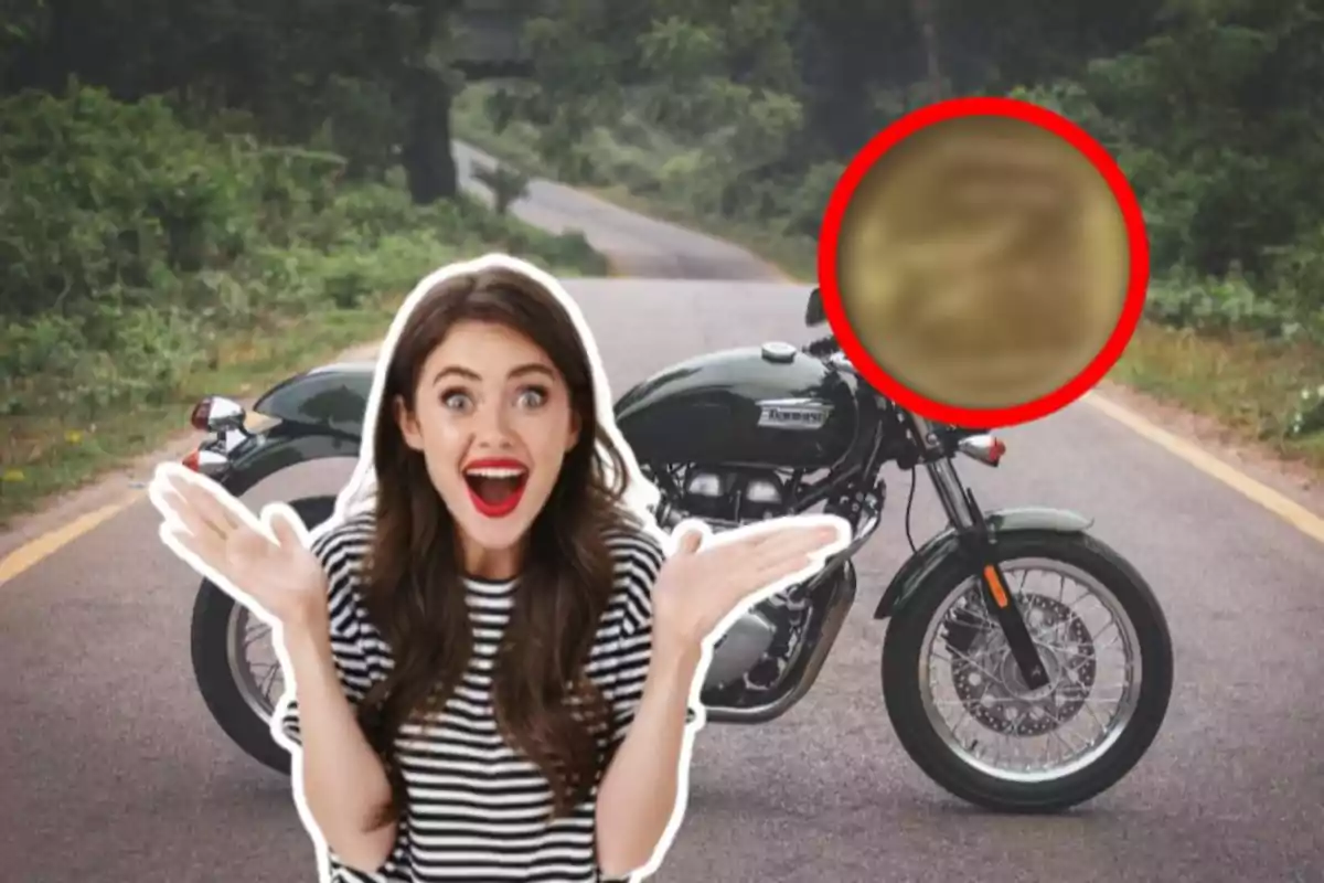 Una mujer emocionada con una camiseta de rayas está frente a una motocicleta en una carretera rodeada de vegetación, con un círculo rojo resaltando un área borrosa en la imagen.