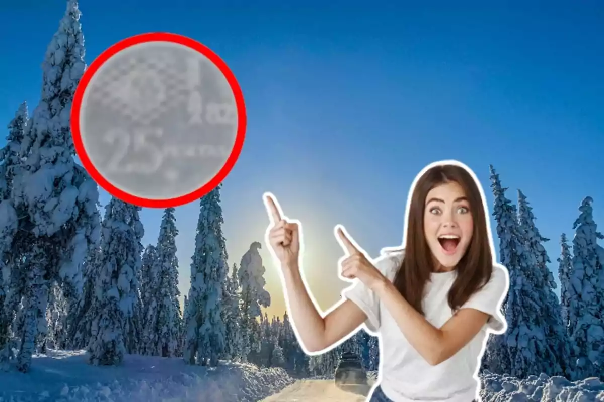 Una mujer sonriente señala hacia una moneda ampliada en un paisaje nevado con árboles cubiertos de nieve bajo un cielo azul.