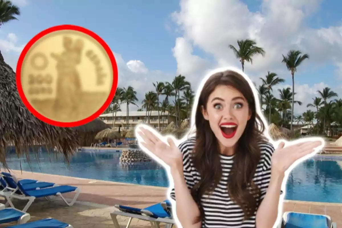 Una mujer sonriente con una camiseta de rayas está frente a una piscina en un resort tropical con palmeras y un cielo azul, mientras una moneda dorada está resaltada en la esquina superior izquierda.