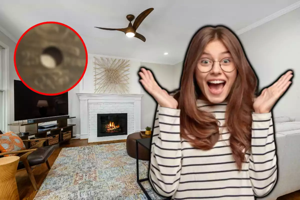 Una mujer sonriente con gafas y una camiseta de rayas levanta las manos en un salón moderno con chimenea y ventilador de techo, mientras un círculo rojo resalta un detalle en la imagen.