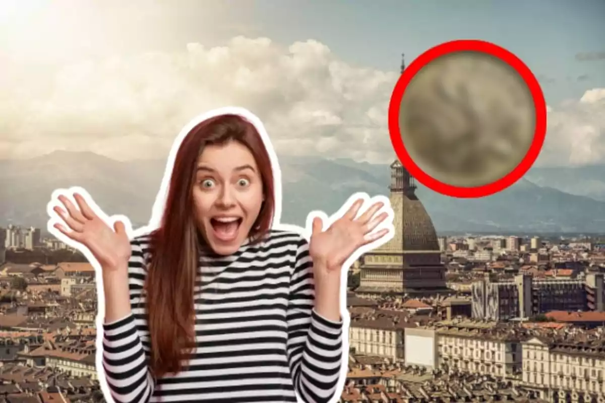 Mujer sonriente con expresión de sorpresa frente a una ciudad con un edificio emblemático y un objeto borroso en el cielo dentro de un círculo rojo