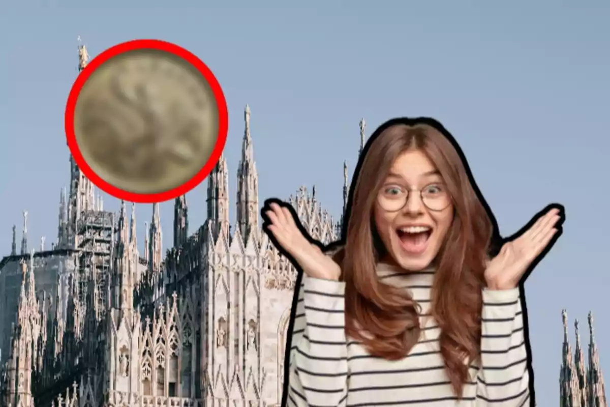 Una mujer sonriente con gafas y un gesto de sorpresa frente a una catedral gótica con una moneda borrosa en un círculo rojo en la esquina superior izquierda.