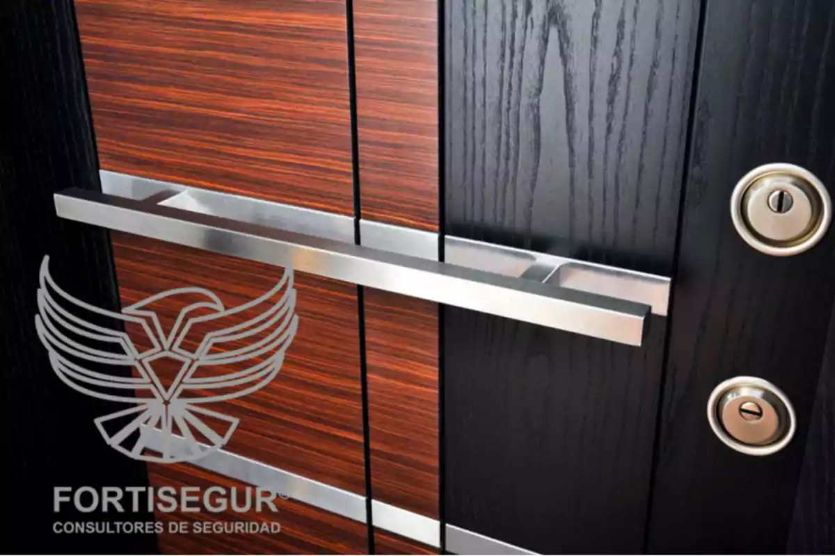 Puerta de seguridad con diseño moderno de madera y metal con el logotipo de Fortisegur Consultores de Seguridad.