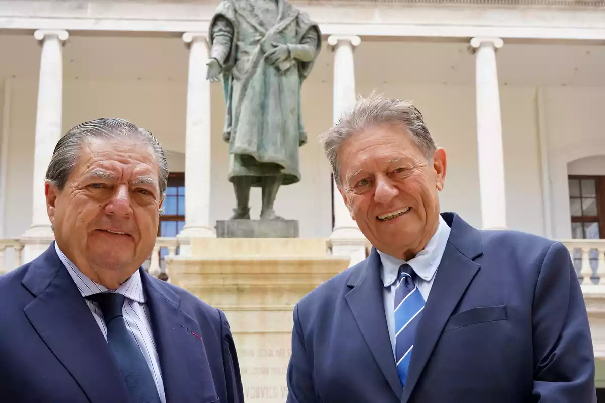 El presidente ejecutivo, Javier Quesada y el presidente de la Fundación Valenciana Premios Rei Jaume I, Vicente Boluda
