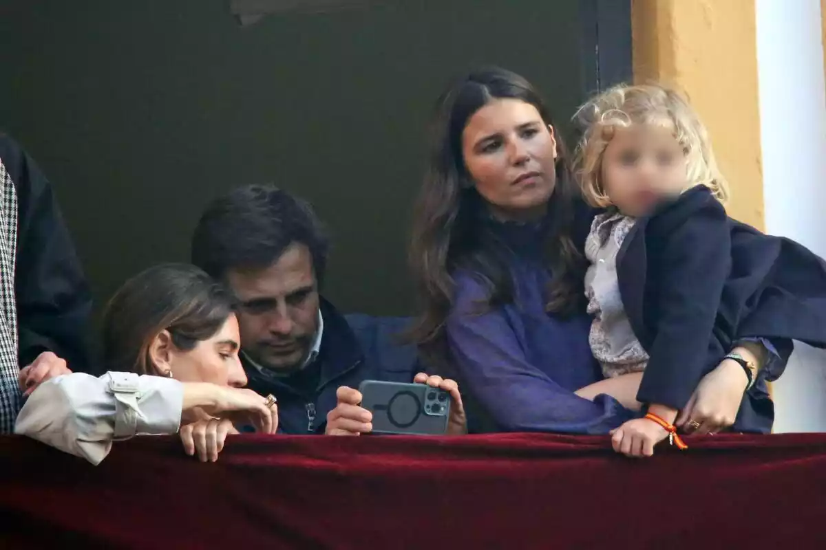 Foto de Cayetana Rivera junto a Lourdes Montes viendo las procesiones del Lunes Santo en un balcón de Sevilla Foto de Cayetana Rivera junto a Lourdes Montes viendo las procesiones del Lunes Santo en un balcón de Sevilla