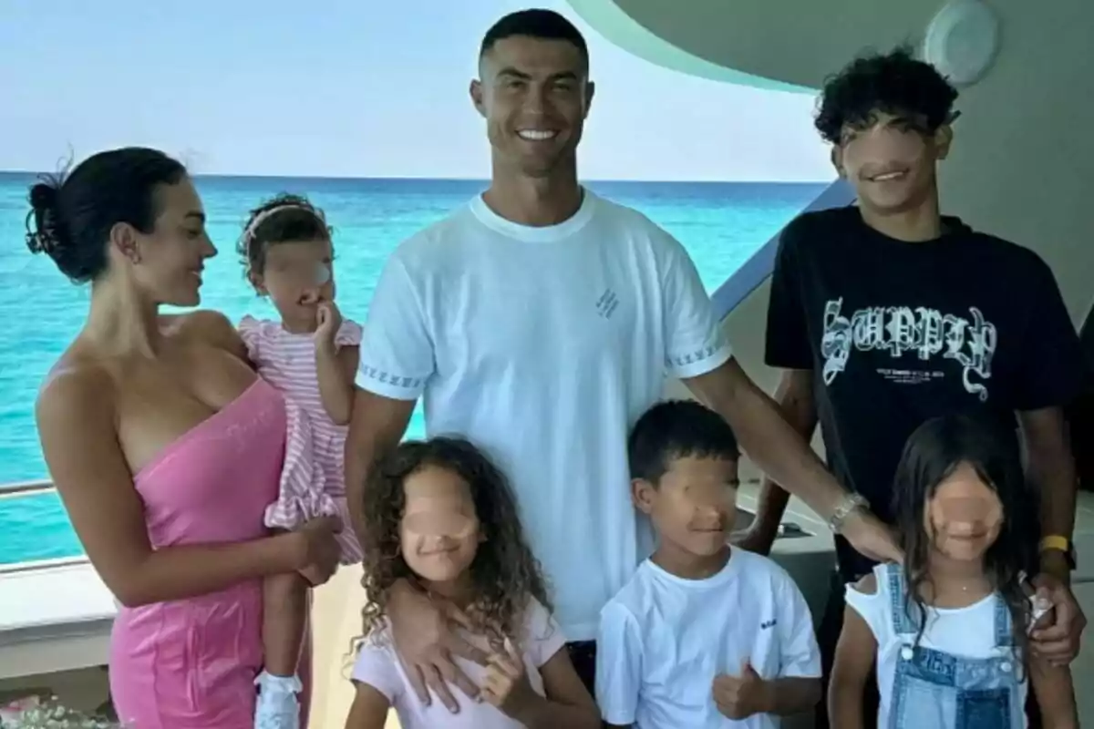 Familia -formada por Cristiano Ronaldo, Georgina Rodríguez y sus hijos- posando sonriente en un yate con el mar azul de fondo. Familia -formada por Cristiano Ronaldo, Georgina Rodríguez y sus hijos- posando sonriente en un yate con el mar azul de fondo.