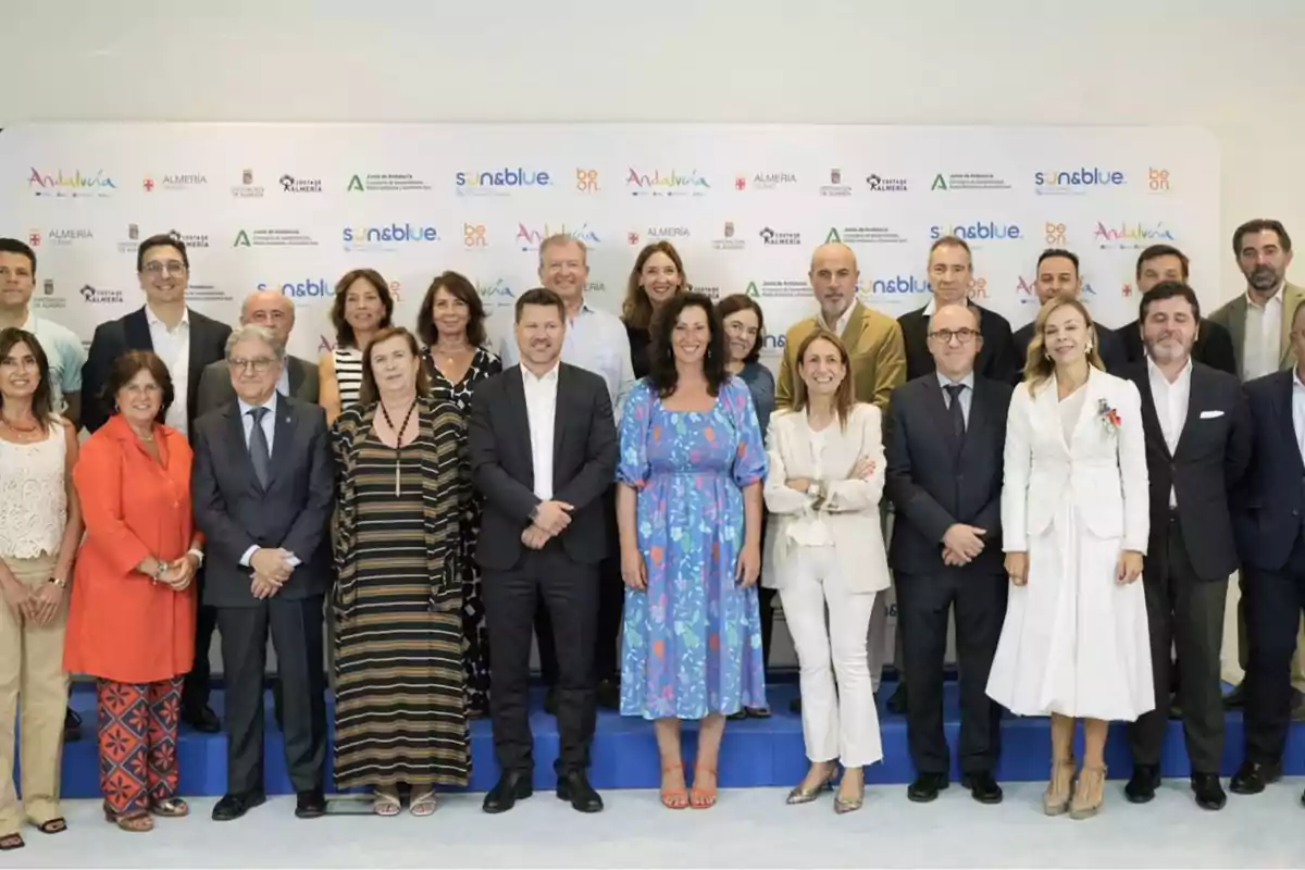 Un grupo de personas posando frente a un fondo con logotipos de Andalucía, Almería y otras entidades.