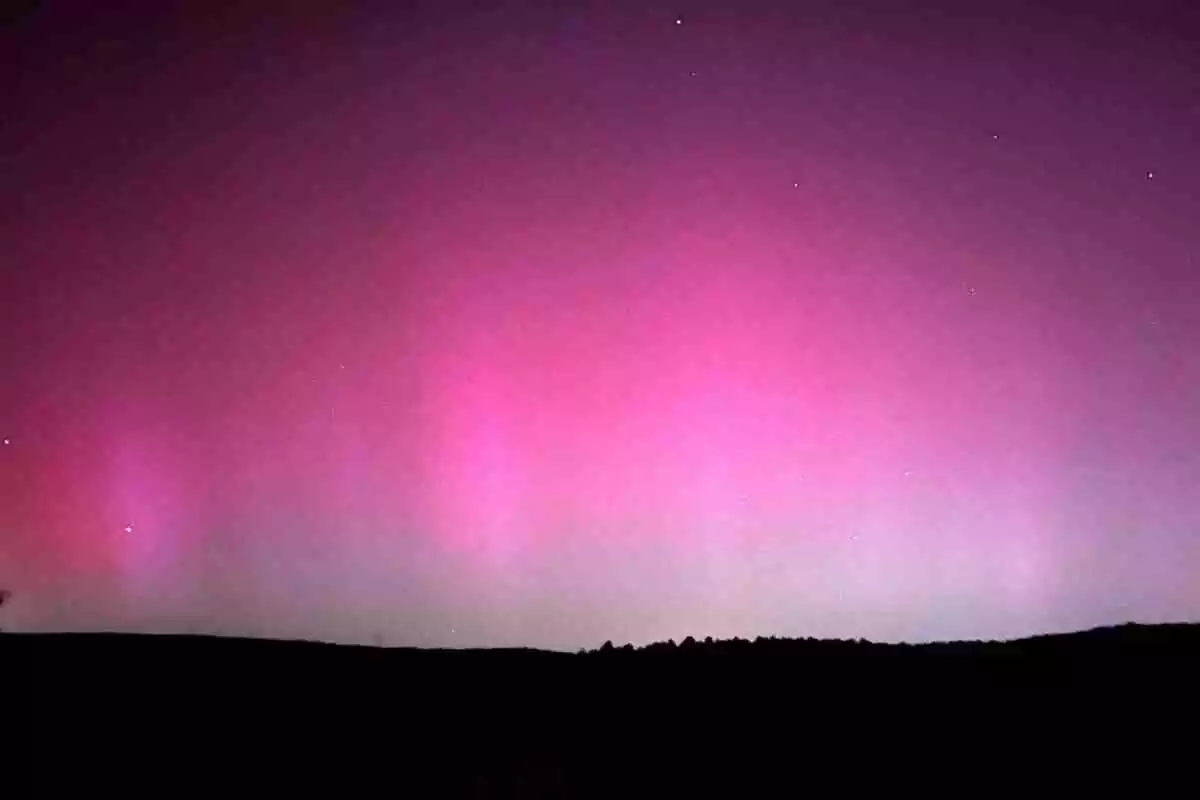 Foto de la aurora boreal de este viernes, 10 de mayo, en Cataluña