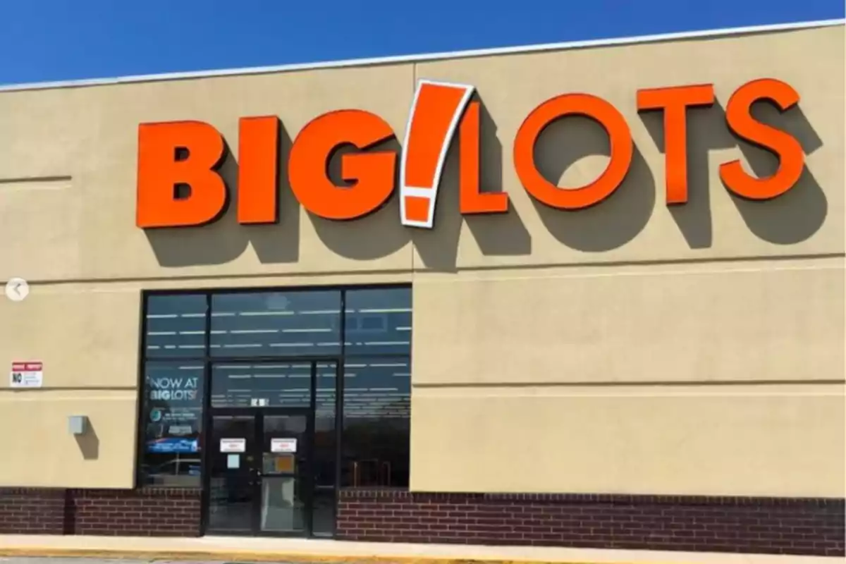 Storefront with the sign "BIG LOTS" in large orange letters on a beige wall.