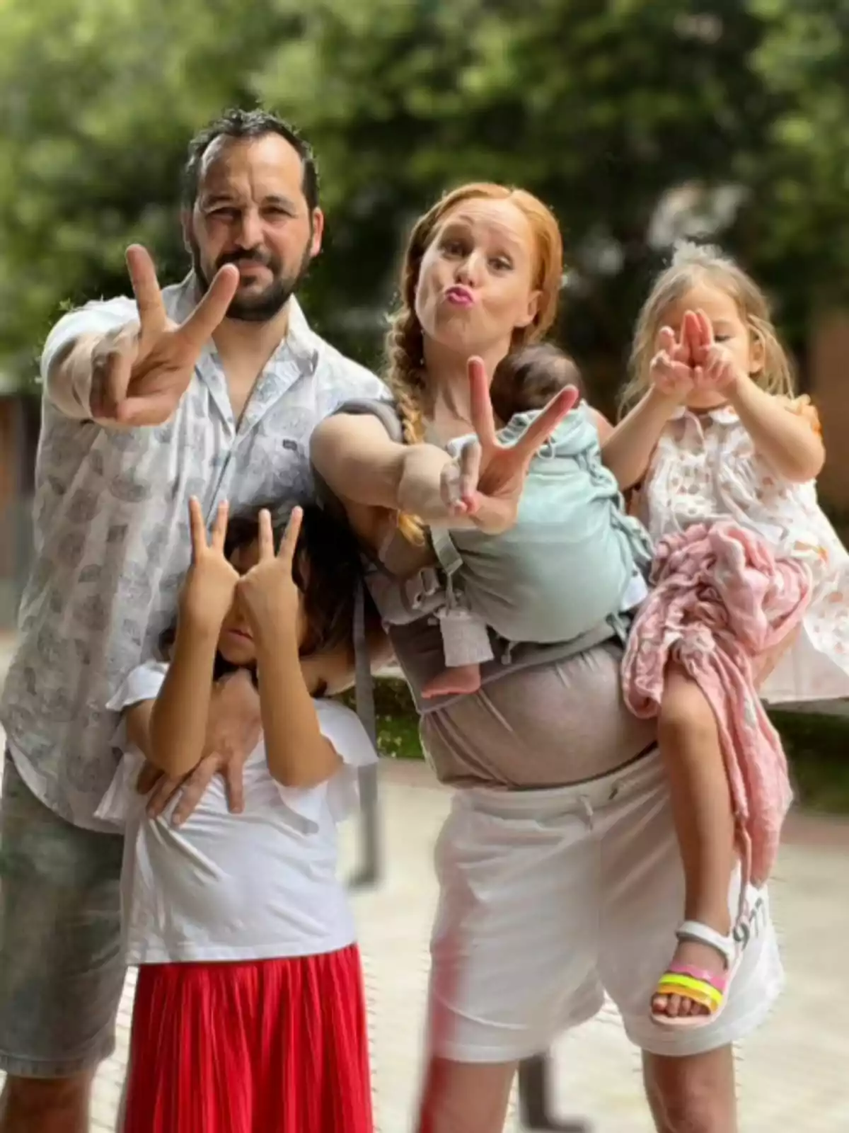 Foto de la actriz María Castro posando junto a su familia: su marido y sus hijas.