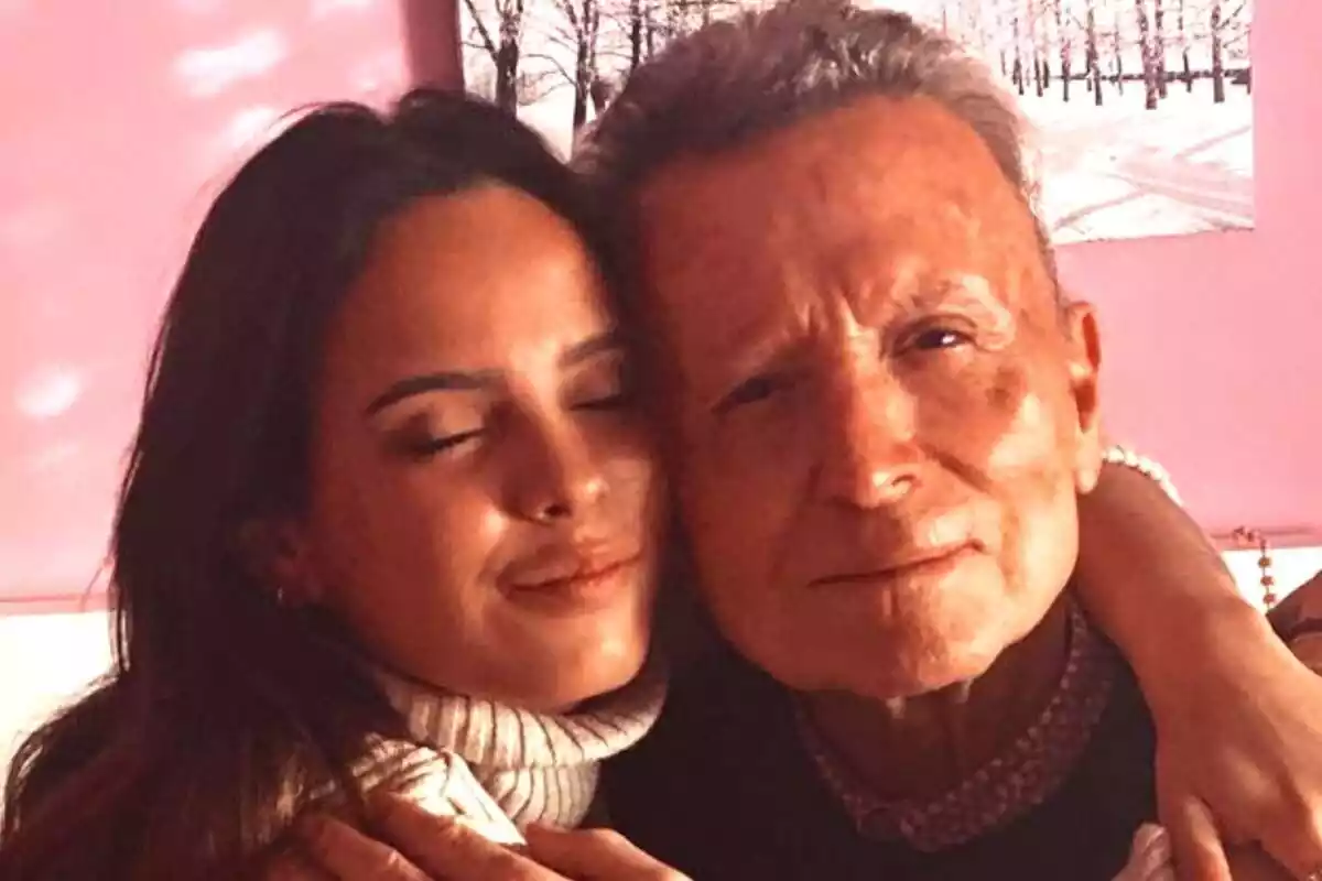 Foto de Gloria Camila Ortega abrazando feliz a su padre, José Ortega Cano Foto de Gloria Camila Ortega abrazando feliz a su padre, José Ortega Cano