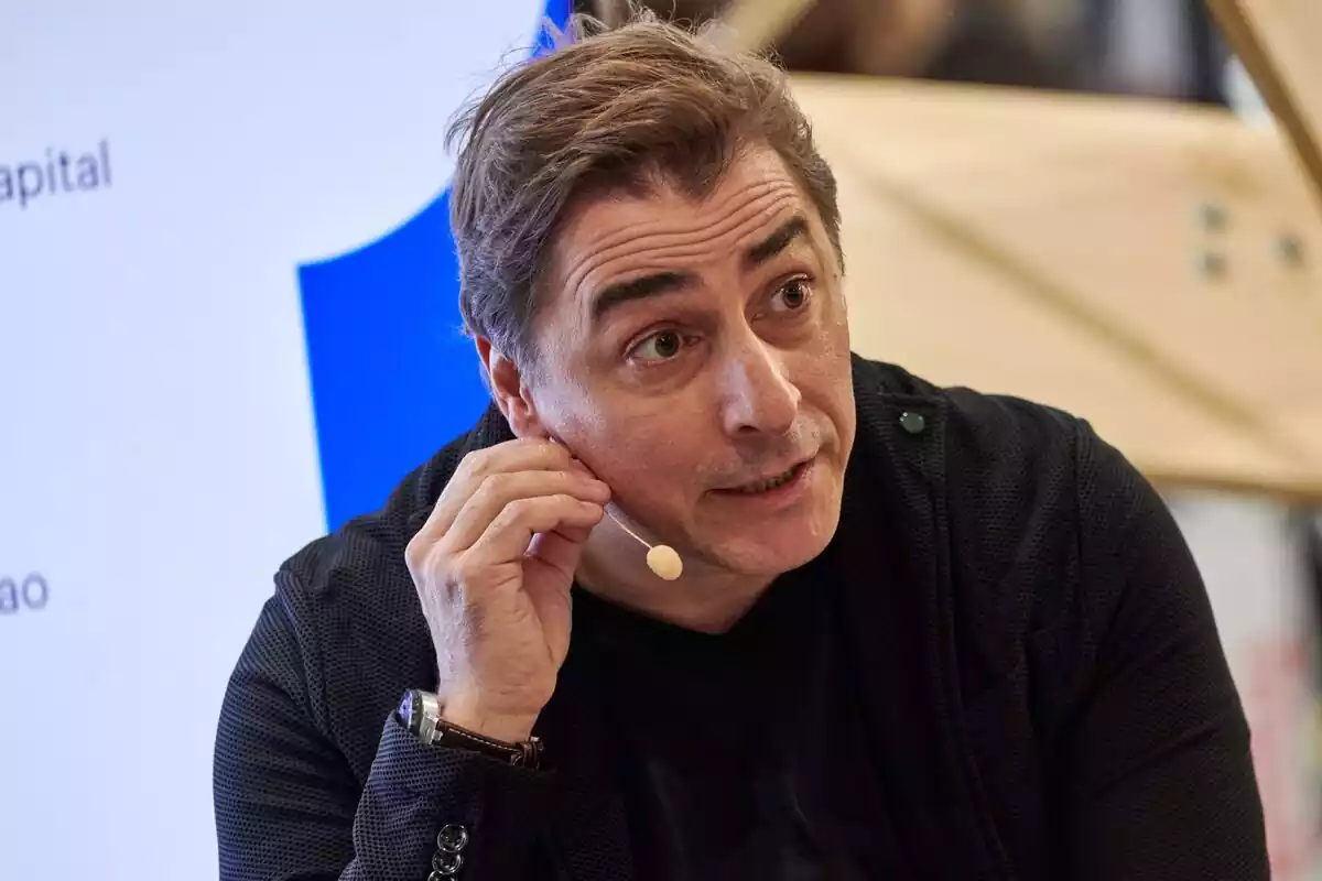 Foto del cocinero Jordi Roca hablando durante una rueda de prensa en el Mobile World Congress de Barcelona