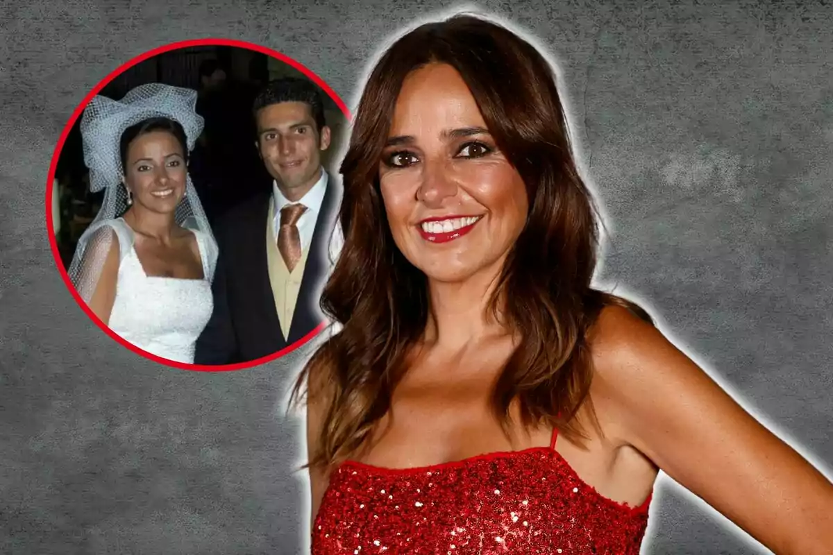 Una mujer sonriente con un vestido rojo brillante aparece en primer plano, mientras que en un recuadro circular en la esquina superior izquierda se muestra una foto de una pareja vestida de novios.