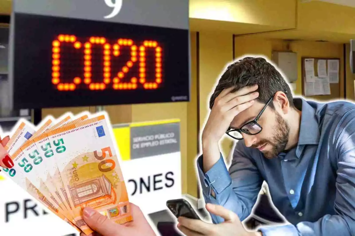 Un hombre con gafas y expresión de preocupación mira su teléfono móvil mientras se encuentra en una oficina de empleo. En la imagen también se ven billetes de euro y un letrero electrónico con el número "C020".