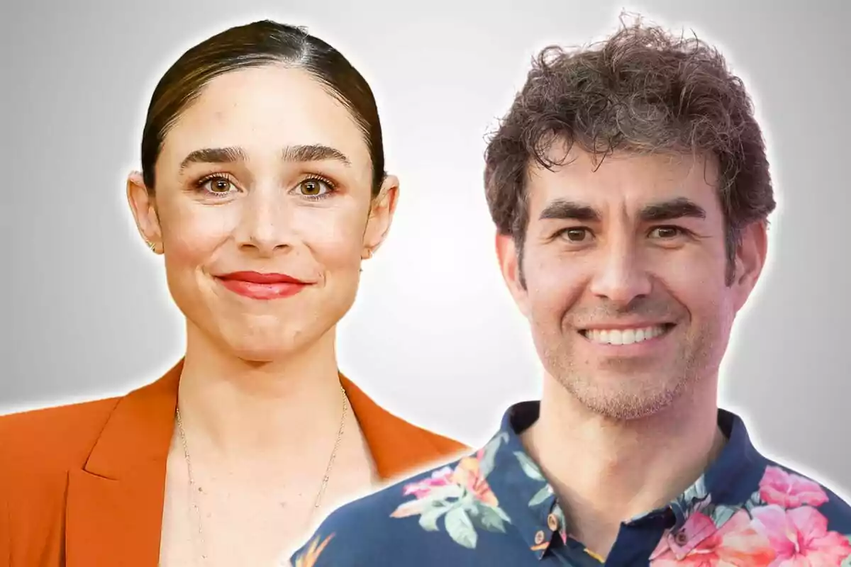 Dos personas sonrientes, una mujer con chaqueta naranja y un hombre con camisa de flores, posan frente a un fondo gris claro.