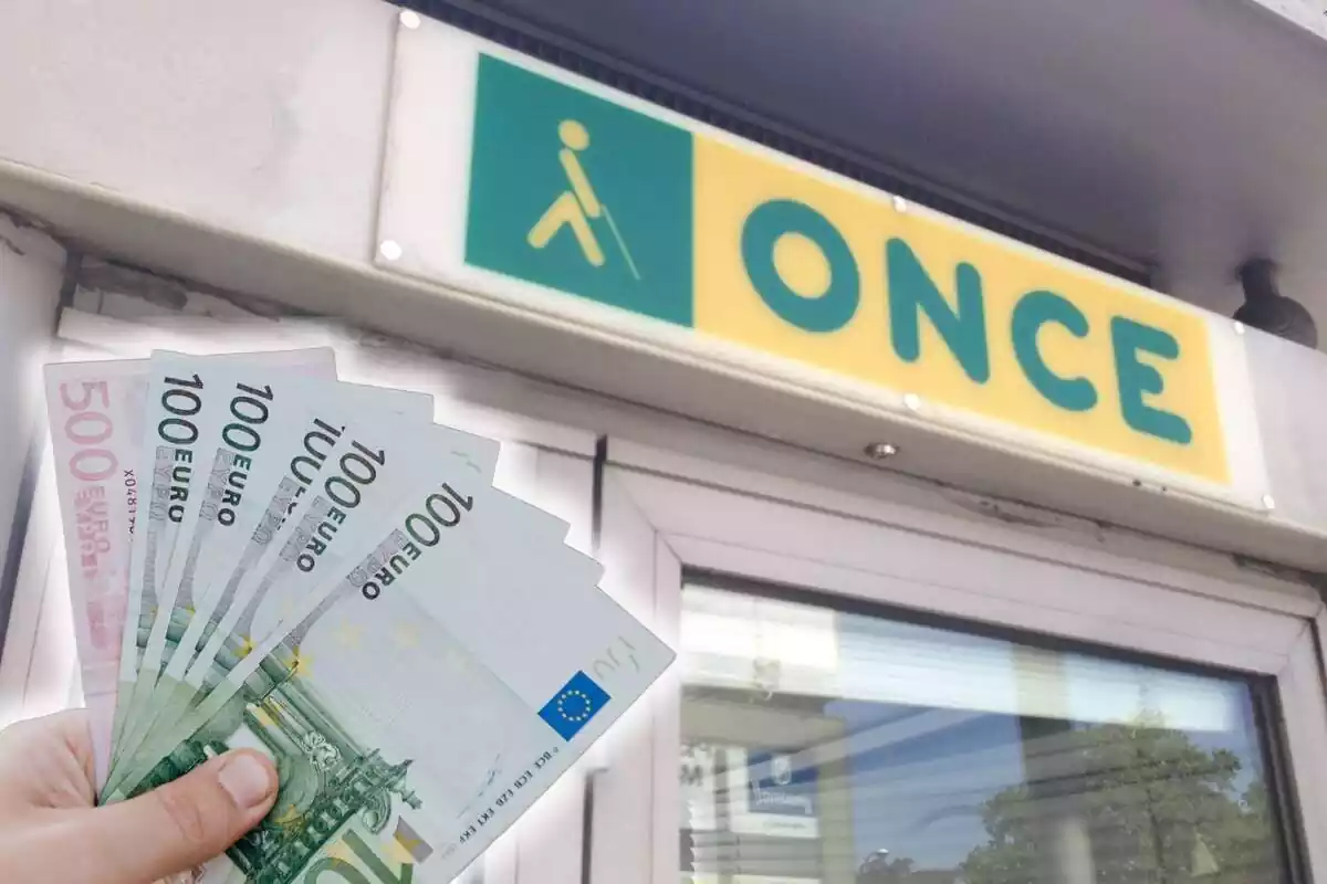 Fotomontajed de una administración de la ONCE al fondo y al frente un abanico de billetes de 100 y 500 euros en una mano