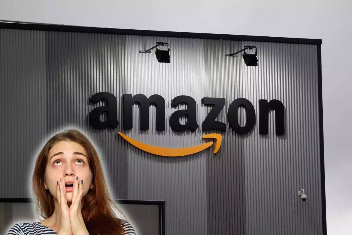 Fotomontaje de un centro de Amazon de fondo y al frente una mujer preocupada y sorprendida al frente