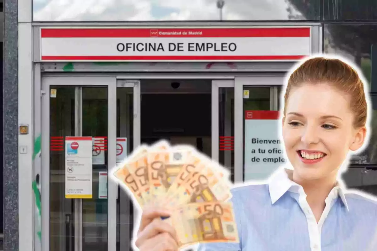 Una mujer sonriente sostiene varios billetes de 50 euros frente a una Oficina de Empleo de la Comunidad de Madrid.