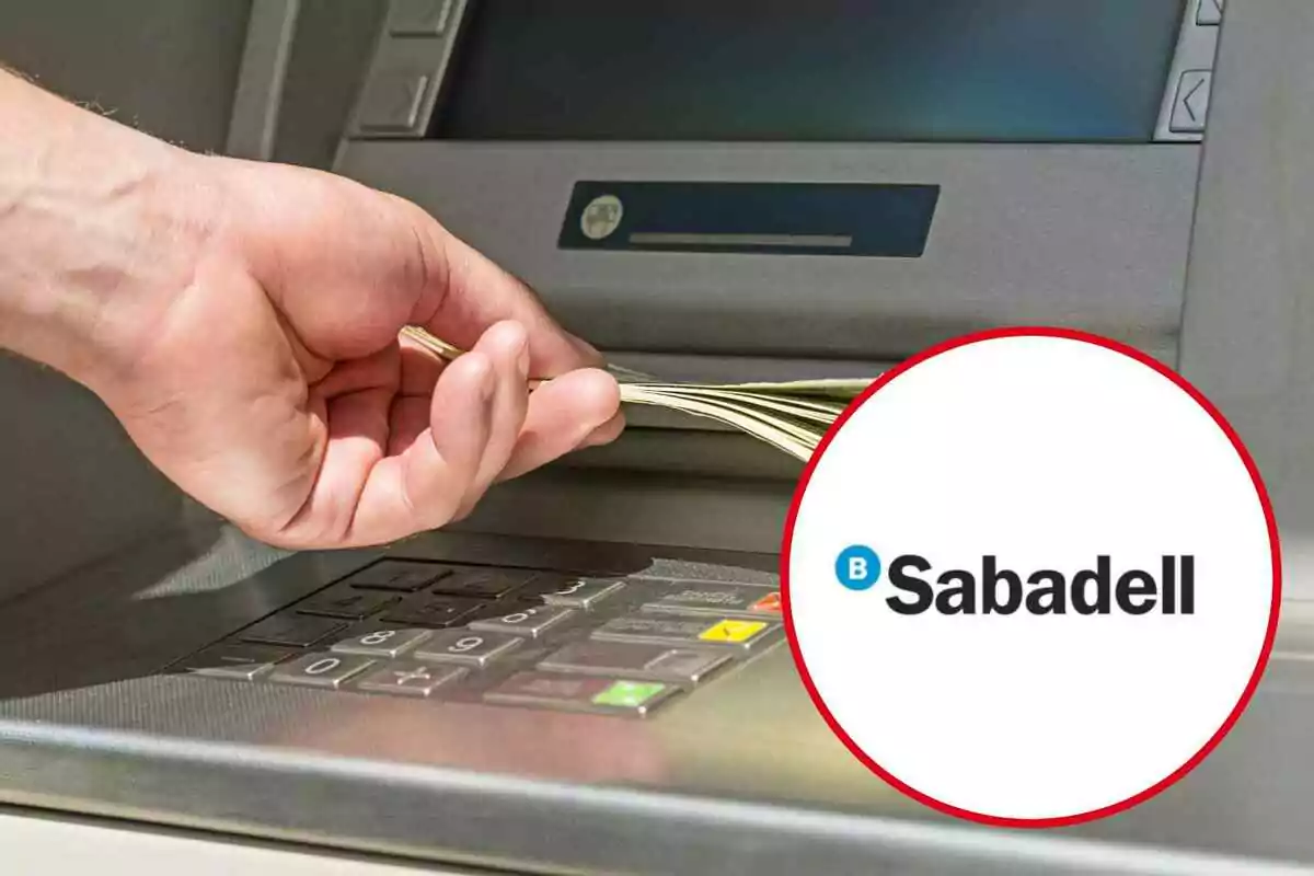 Una mano insertando dinero en un cajero automático con el logotipo del Banco Sabadell en la esquina inferior derecha.