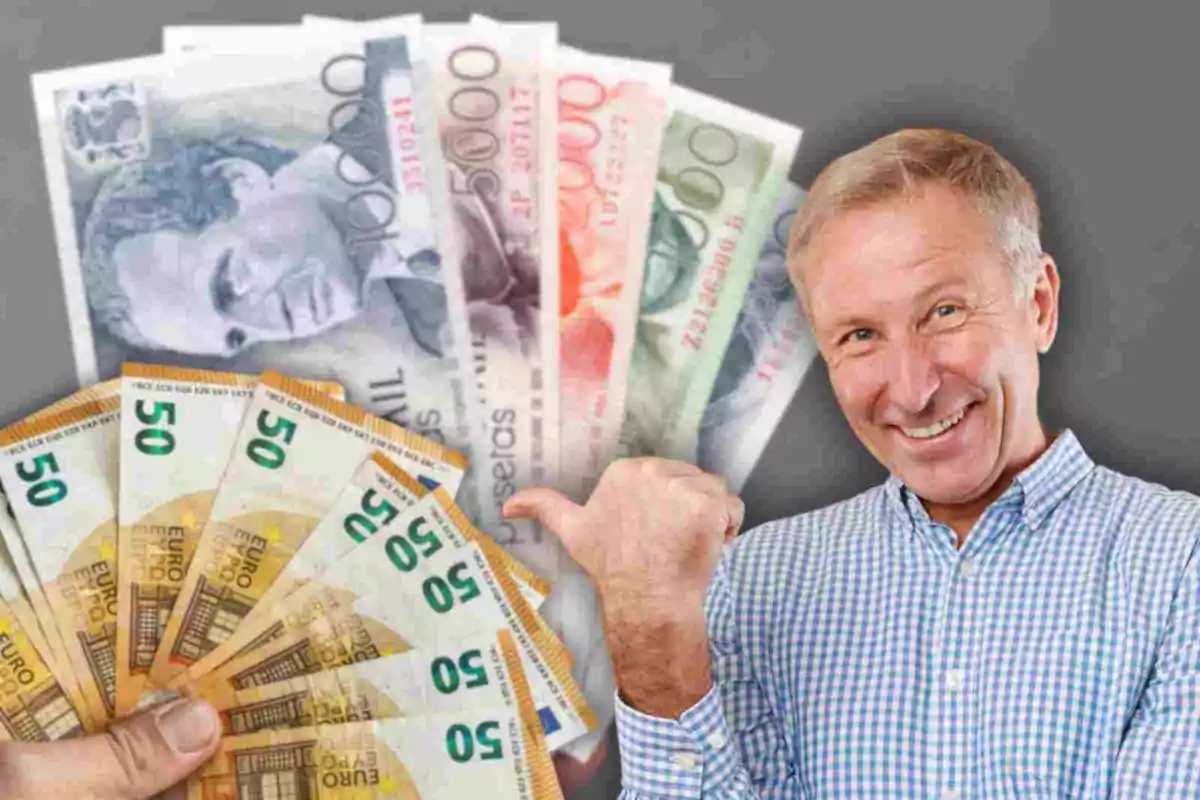 Un hombre sonriente con camisa a cuadros azules y blancos sostiene varios billetes de 50 euros mientras señala hacia un fondo con billetes de diferentes denominaciones.