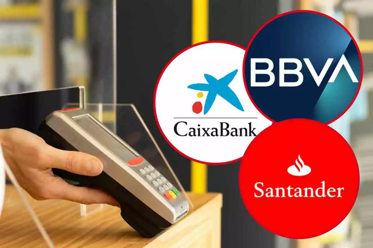 Una mano sosteniendo un terminal de pago con logotipos de CaixaBank, BBVA y Santander superpuestos.