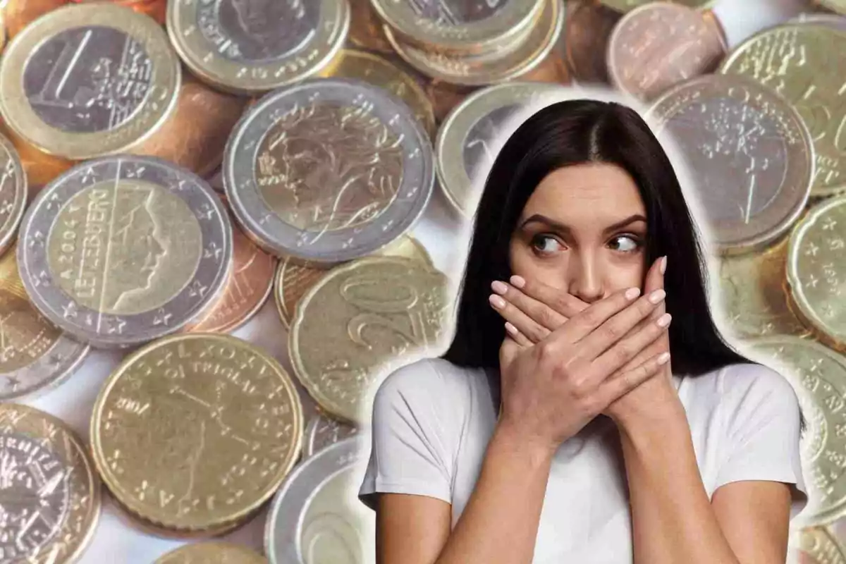 Una mujer con las manos sobre la boca frente a un fondo de monedas.