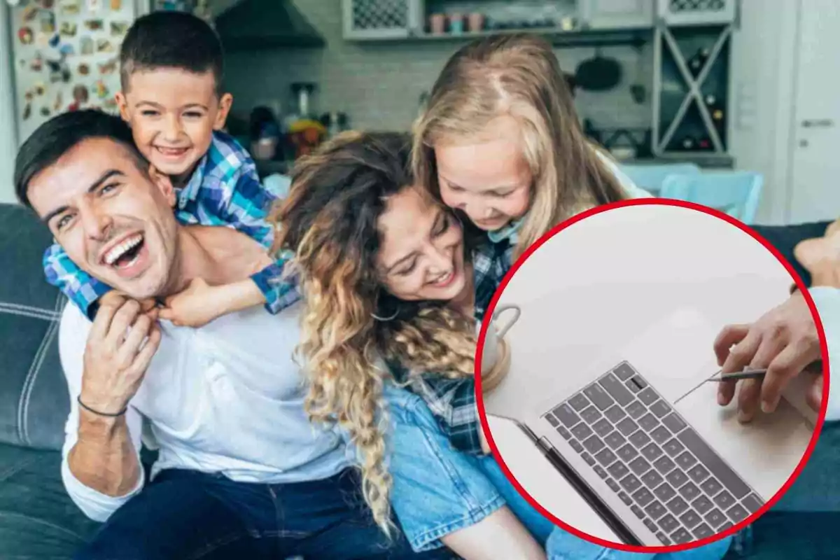 Una familia feliz riendo y abrazándose en un sofá con una imagen insertada de una mano escribiendo en un cuaderno junto a una computadora portátil.