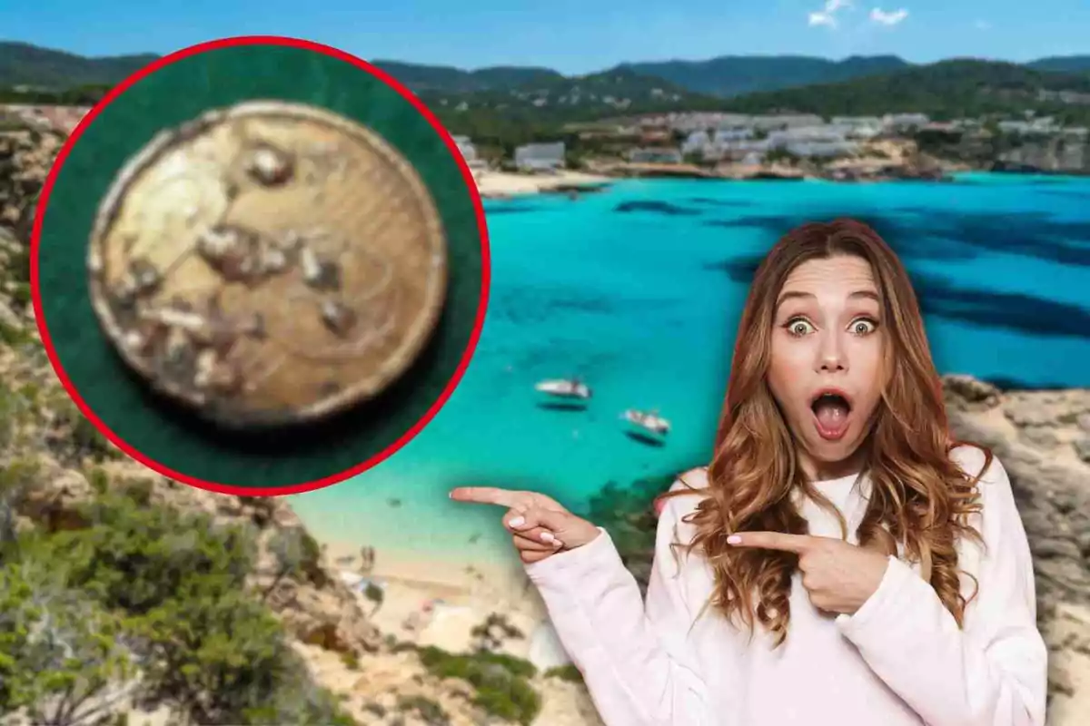 Una mujer sorprendida señala una moneda antigua en un paisaje costero.