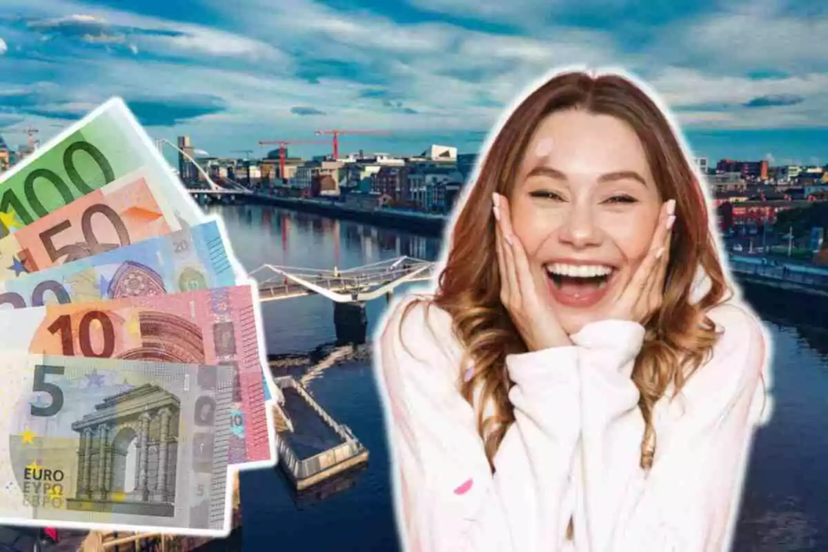 Una mujer sonriente con billetes de euro frente a un paisaje urbano con un río y un puente.