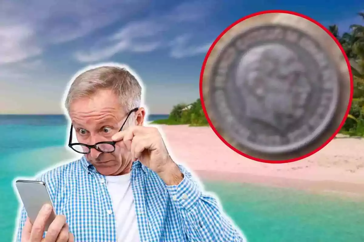 Hombre mayor sorprendido mirando su teléfono en una playa con una moneda ampliada en el fondo.