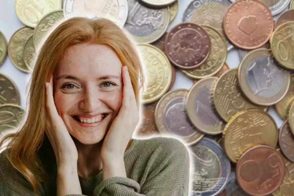 Una mujer sonriente con las manos en la cara frente a un fondo de monedas.