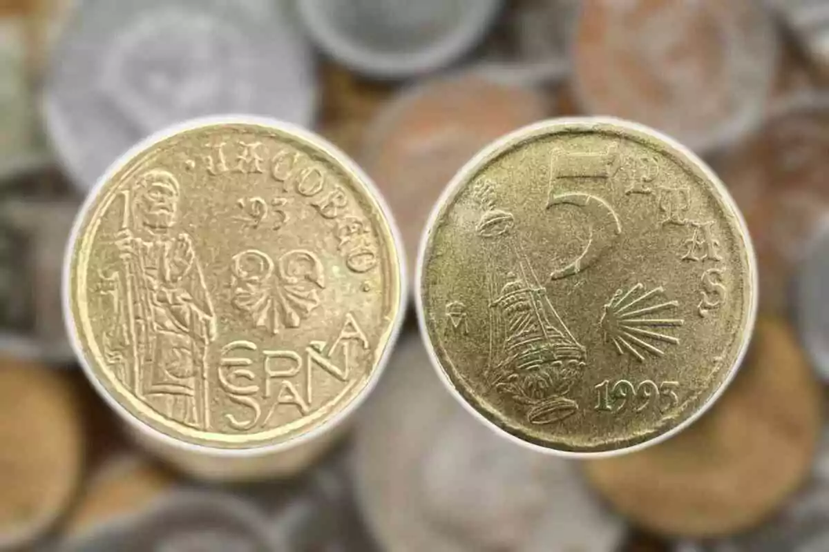 Moneda de 5 pesetas de 1993 con diseño de Santiago y símbolos del Camino de Santiago. Moneda de 5 pesetas de 1993 con diseño de Santiago y símbolos del Camino de Santiago.
